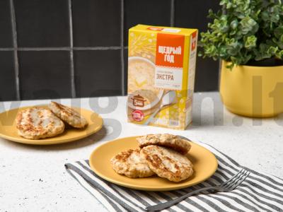 Švelnios vištienos kotletai su avižiniais dribsniais pagrindine nuotrauka