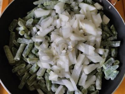 Žaliosios pupelės pomidorų padaže su prieskoniais Žingsnis 2