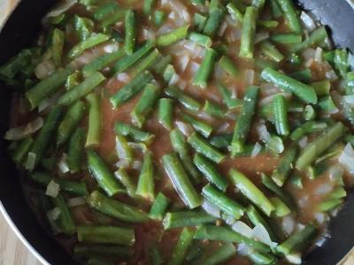 Žaliosios pupelės pomidorų padaže su prieskoniais Žingsnis 4