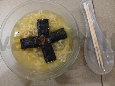 Nudelių sriuba su mėsos sultiniu ir nori pagrindine nuotrauka