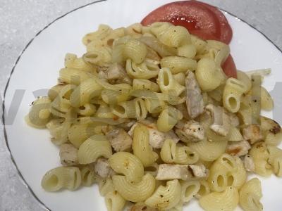 Makaronai su vištiena keptuvėje pagrindine nuotrauka