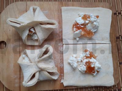 Sluoksniuotos tešlos vyniotiniai su varške ir uogiene Žingsnis 2