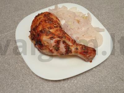 Keptas vištienos šlaunelė pomidorų marinate su grūdėta garstyčia pagrindine nuotrauka