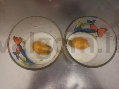 Rulonas su omletu, pomidoru ir ikra Žingsnis 1