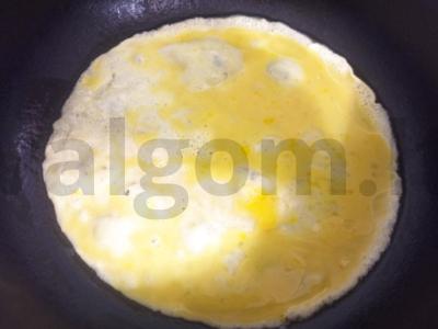 Rulonas su omletu, pomidoru ir ikra Žingsnis 2