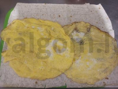 Rulonas su omletu, pomidoru ir ikra Žingsnis 3