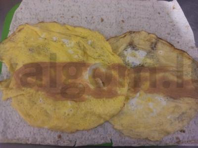 Rulonas su omletu, pomidoru ir ikra Žingsnis 4