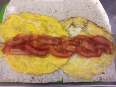 Rulonas su omletu, pomidoru ir ikra Žingsnis 5