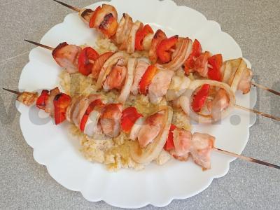 Vištienos krūtinėlės šašlykai su kvietinių kruopų garnyru pagrindine nuotrauka