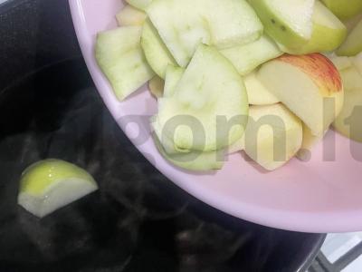 Aviečių kompotas su obuoliu ir juodąja arbata Žingsnis 2