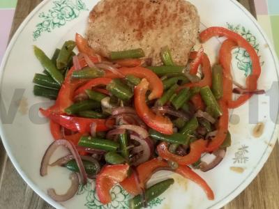 Šiltas salotas su pupelėmis pagrindine nuotrauka