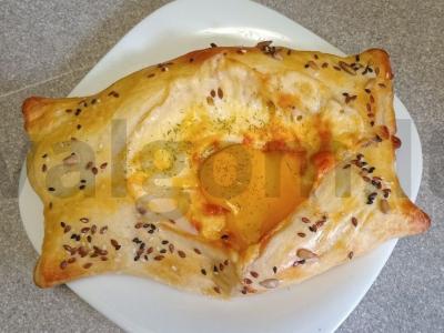 Adžarų hachapuri iš sluoksniuoto tešlos pagrindine nuotrauka