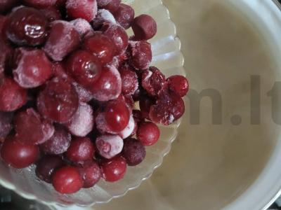 Sočiųjų vyšnių ir raudonųjų serbentų kompotas su citrina Žingsnis 1