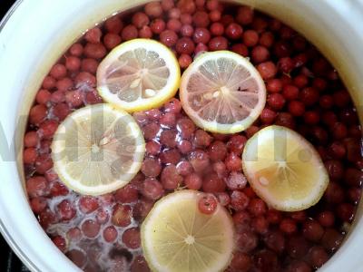 Sočiųjų vyšnių ir raudonųjų serbentų kompotas su citrina Žingsnis 4