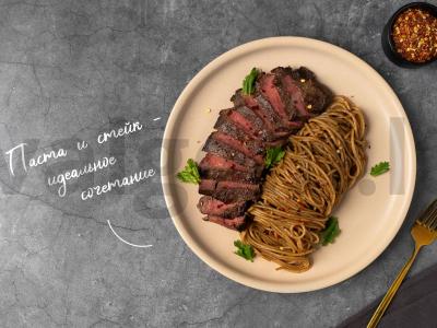 Česnakiniai spagečiai su steiku pagrindine nuotrauka