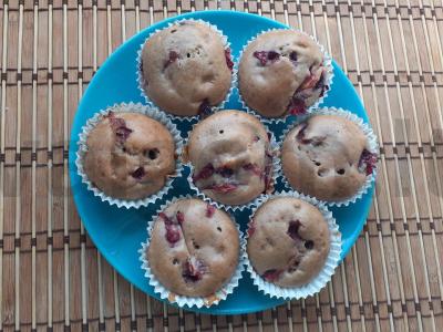 Šokoladiniai keksiukai su slyvomis pagrindine nuotrauka