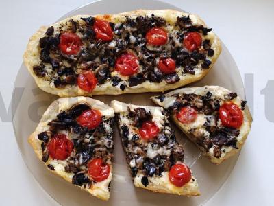 Grybų pica su baziliku ir vyšniniais pomidorais pagrindine nuotrauka