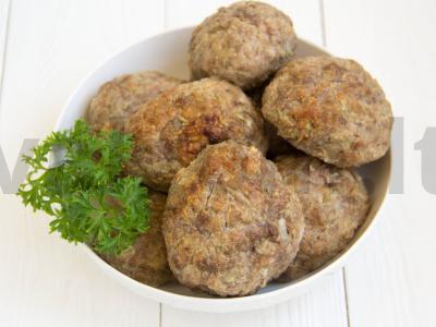 Sultingi kotletai su cukinija orkaitėje pagrindine nuotrauka