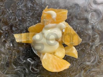 Vaisių desertas su ledais ir grietinės padažu Žingsnis 4