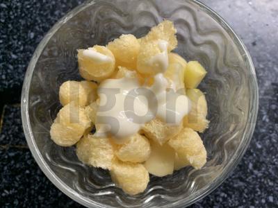 Vaisių desertas su ledais ir grietinės padažu Žingsnis 6