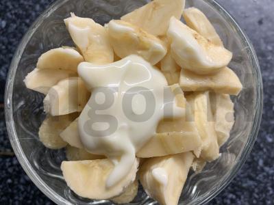 Vaisių desertas su ledais ir grietinės padažu Žingsnis 7