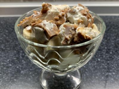 Vaisių desertas su ledais ir grietinės padažu pagrindine nuotrauka