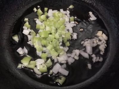 Makaronai su dešrelėmis pomidorų padaže Žingsnis 4