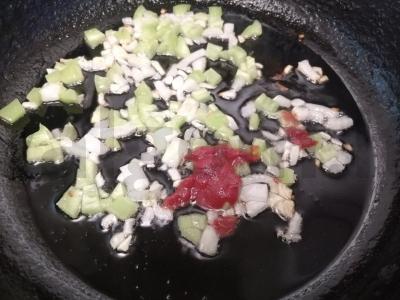 Makaronai su dešrelėmis pomidorų padaže Žingsnis 5