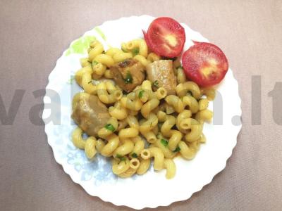 Makaronai su dešrelėmis pomidorų padaže pagrindine nuotrauka