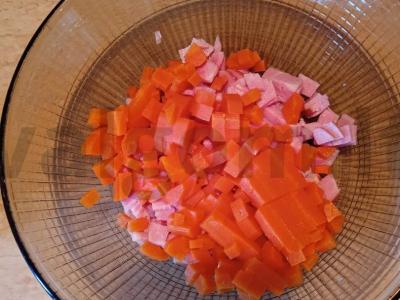 Salotas su kumpiu, morkomis ir obuoliu Žingsnis 2