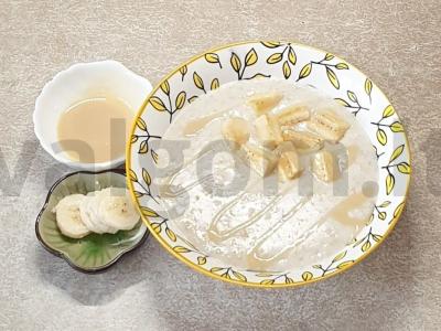 Avižinė košė su bananais ir karamele pusryčiams pagrindine nuotrauka