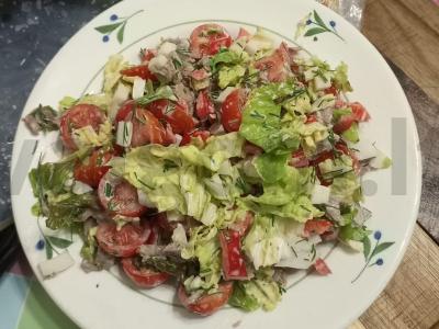 Daržovių salotas su virta jautiena pagrindine nuotrauka