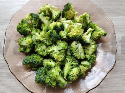 Omletas su menkėmis, brokoliais ir vyšniniais pomidorais Žingsnis 1