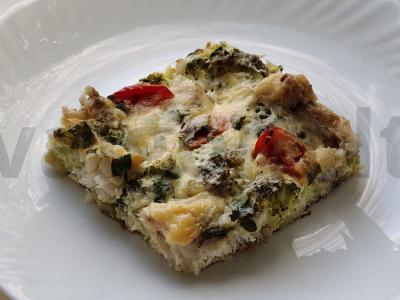 Omletas su menkėmis, brokoliais ir vyšniniais pomidorais pagrindine nuotrauka