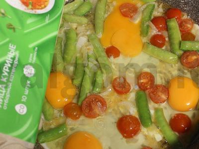 Omletas su žirneliais ir vyšniniais pomidorais Žingsnis 8