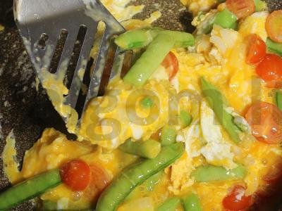 Omletas su žirneliais ir vyšniniais pomidorais Žingsnis 9