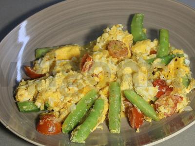 Omletas su žirneliais ir vyšniniais pomidorais Žingsnis 11