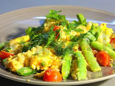 Omletas su žirneliais ir vyšniniais pomidorais pagrindine nuotrauka