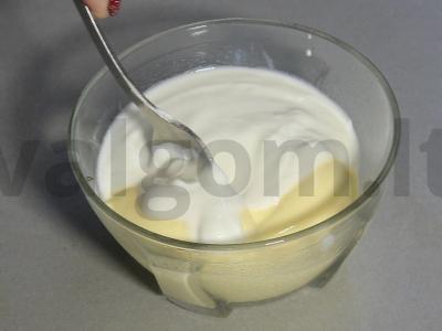 Sluoksniuotas salotas su vyšniniais pomidorais ir sūriu Žingsnis 1