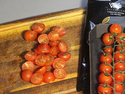 Sluoksniuotas salotas su vyšniniais pomidorais ir sūriu Žingsnis 3