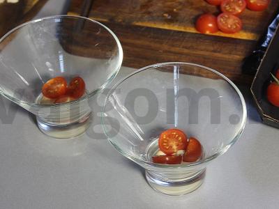 Sluoksniuotas salotas su vyšniniais pomidorais ir sūriu Žingsnis 4