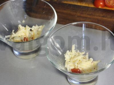 Sluoksniuotas salotas su vyšniniais pomidorais ir sūriu Žingsnis 5