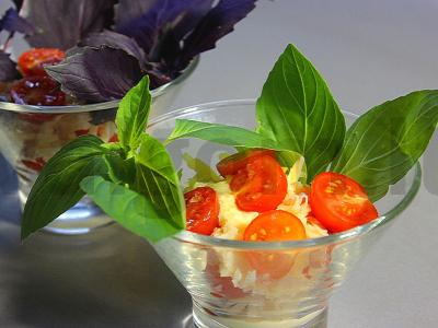 Sluoksniuotas salotas su vyšniniais pomidorais ir sūriu pagrindine nuotrauka