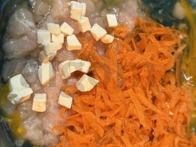 Vištienos kotletai su šviežia morkomis Žingsnis 3