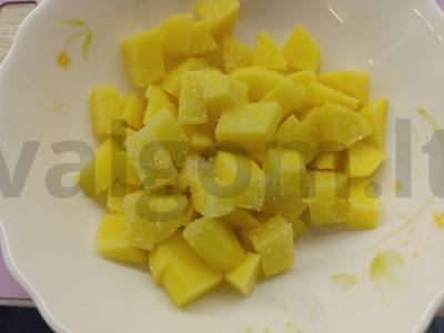 Bulvės su kiauliena ir sūriu puode Žingsnis 1