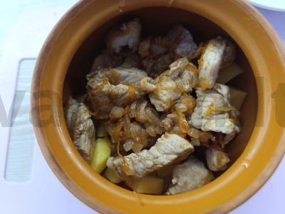 Bulvės su kiauliena ir sūriu puode Žingsnis 3