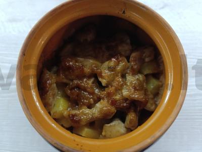 Bulvės su kiauliena ir sūriu puode pagrindine nuotrauka