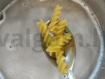 Makaronai su dešrelėmis ir pomidorų pasta Žingsnis 2