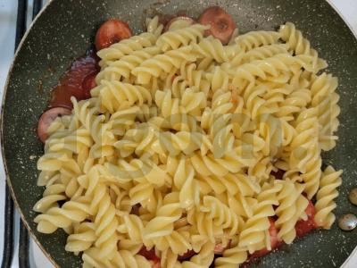 Makaronai su dešrelėmis ir pomidorų pasta Žingsnis 6