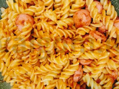 Makaronai su dešrelėmis ir pomidorų pasta Žingsnis 7
